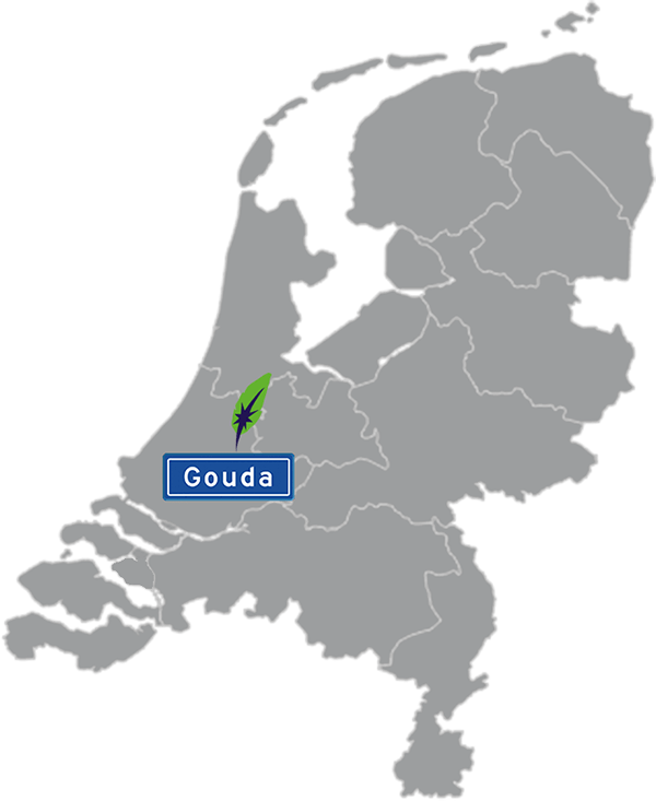 Grijze kaart van Nederland met Gouda aangegeven voor maatwerk taalcursus Duits zakelijk - blauw plaatsnaambord met witte letters en Dagnall veer - transparante achtergrond - 600 * 733 pixels